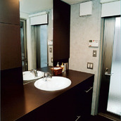 黒でまとめた大人の空気が漂う、コンクリート壁とマッチした洗面所