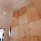 上部分にヌキを作ることで、高さはあっても圧迫感のないシンプルな壁面収納