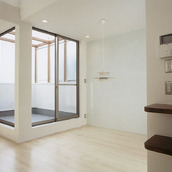 採光取りと洗濯物干しスペースを兼ねた、実用性とデザイン性の両方あるバルコニー