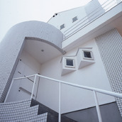 モザイクタイル・サイディングなどの色をホワイトで統一した、かわいらしさのある外観