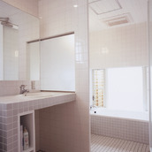 床壁天井全ての共通にした、バスルームにある洗面所のような空間