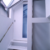 トップライトから入る光を、グレーチングメタルの踏面から各フロアに注ぐ階段