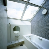 大きなトップライトで空を見ながら入浴