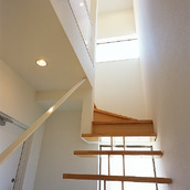 階段周りに窓を設け、足元を常に明るい日差しでいっぱいになるように設計された階段