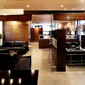 色を３色程度におさえることで、モダンな雰囲気に仕上げたオフィス