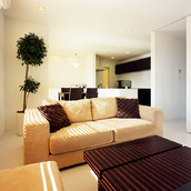 キャメル色のソファとテーマカラーの焦げ茶色が、飽きのこないベーシックな空間作りに役立っている