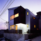 厳しい斜線制限の中で設計された、形状に意味のある外観