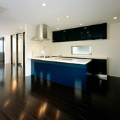 差し色となるキッチンの深い青が、シックにまとめた空間に華を添えるＬＤＫ