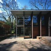 広いテラスで家族や仲間と楽しむ