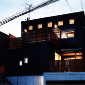 絶景の眺望をふんだんに味わうためにデザインされた、市街を望む高台に建つ住宅