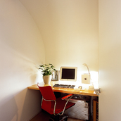 外壁の曲線をそのまま活かした、コンパクトなパソコンスペース