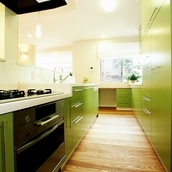 爽やかなライムグリーンのキッチン