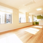 キッチン方向をリビングルームから見る