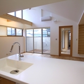 キッチンからリビングを見る