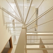 透き通った白い階段