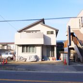 全面道路から眺める外観