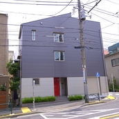 赤いドアが差し色の外観