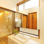 大きめ鏡で広く感じる洗面室