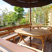 陽当たりのよいウッドテラス