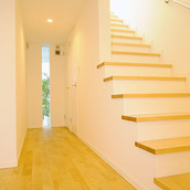 スリットから緑が覗く廊下