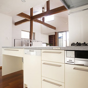 梁の間から注ぐハイサイドライトの明かり