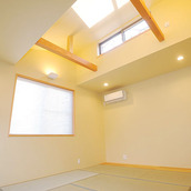 吹き抜けのある開放的な和室