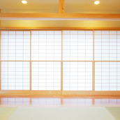 雪見障子と縁側と景色のある和室