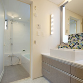 明るい陽射しが入り風通しのよい洗面室・浴室