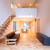 リビングから吹抜け上の書斎スペースを望む