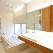 坪庭が望める明るくて開放的なバスルーム空間です。