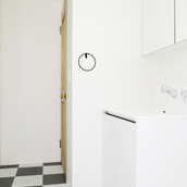 モノトーンでまとめた洗面室