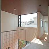 床材は明るい色合いのバーチ