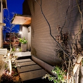 玄関へのアプローチ