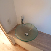 トイレ内に設けられたスリガラスの洗面ボウル