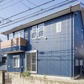 縦のラインがスマートな印象を与えるモダンな外観