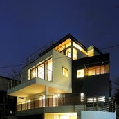 積み重なったキャンドルのような外観