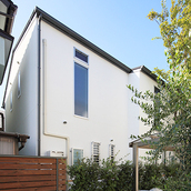 グリーンが映える爽やかな白い外壁