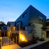 柔らかな光が玄関ポーチを照らす