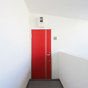 ビビッドな赤い玄関ドア