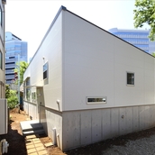 玄関ドアへ続くポーチ