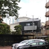 黒いシックな外観