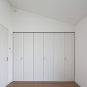 壁一面の大容量クローゼット