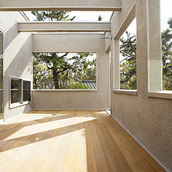 風景を切り取る柱が並ぶバルコニー