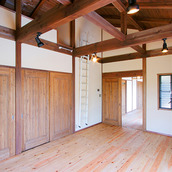 収納上にロフトのある室内