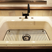 半円アーチ状の水栓がお洒落な洗面台