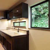 緑溢れる風景を望むキッチン