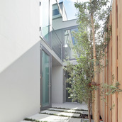 玄関へのアプローチ