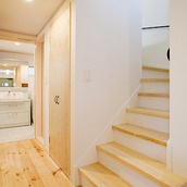 白木がナチュラルなオープン階段