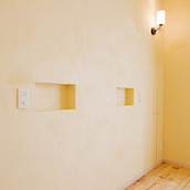 壁面の作り付け棚がアクセントに