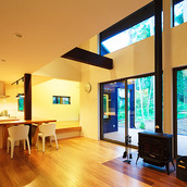 吹き抜けの広々リビング